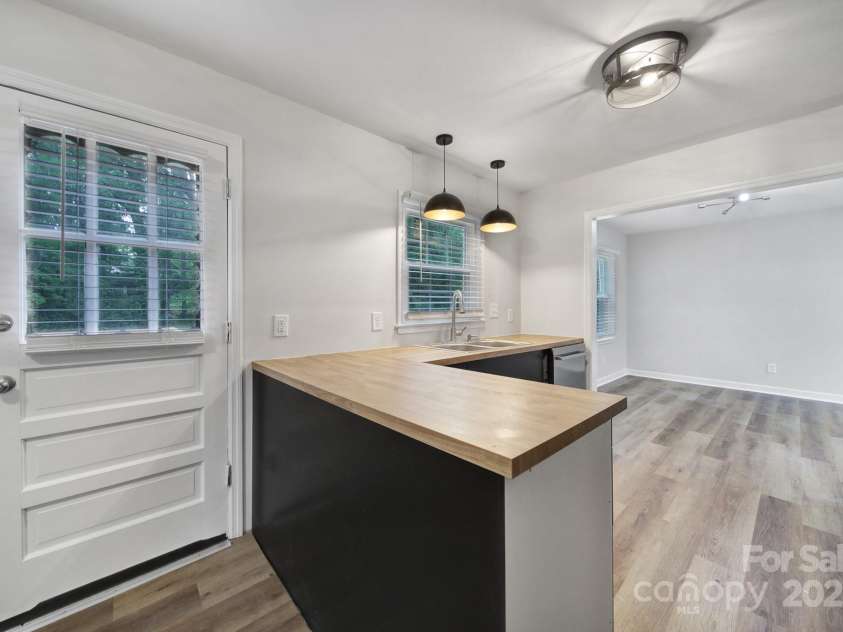 7531 Linda Lake Drive, Charlotte, NC 28215.  MLS# CAR4251241, YatesRealty ID 23358. 