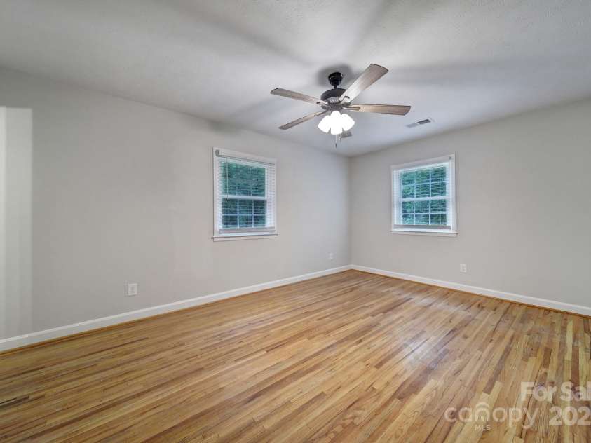 7531 Linda Lake Drive, Charlotte, NC 28215.  MLS# CAR4251241, YatesRealty ID 23358. 