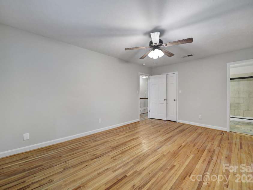 7531 Linda Lake Drive, Charlotte, NC 28215.  MLS# CAR4251241, YatesRealty ID 23358. 