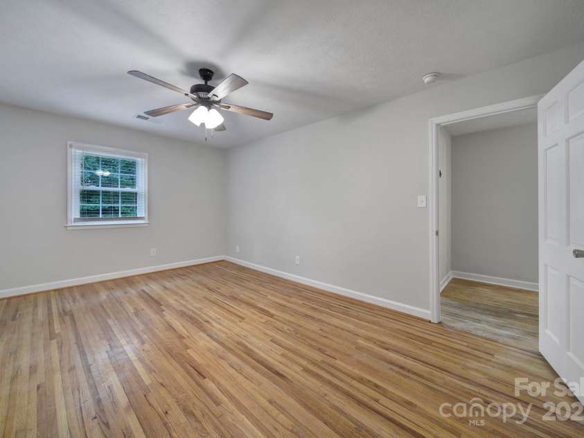 7531 Linda Lake Drive, Charlotte, NC 28215.  MLS# CAR4251241, YatesRealty ID 23358. 