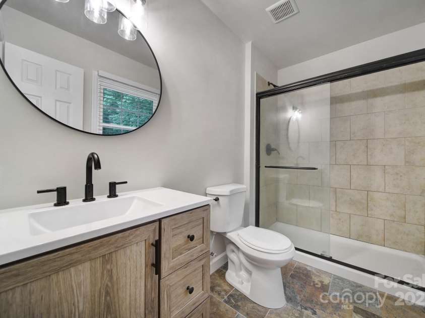 7531 Linda Lake Drive, Charlotte, NC 28215.  MLS# CAR4251241, YatesRealty ID 23358. 