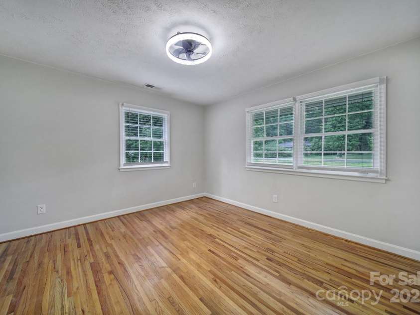 7531 Linda Lake Drive, Charlotte, NC 28215.  MLS# CAR4251241, YatesRealty ID 23358. 