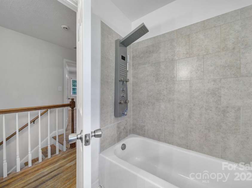 7531 Linda Lake Drive, Charlotte, NC 28215.  MLS# CAR4251241, YatesRealty ID 23358. 