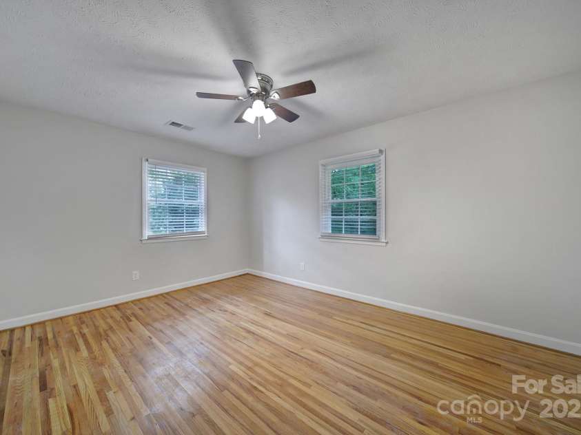 7531 Linda Lake Drive, Charlotte, NC 28215.  MLS# CAR4251241, YatesRealty ID 23358. 