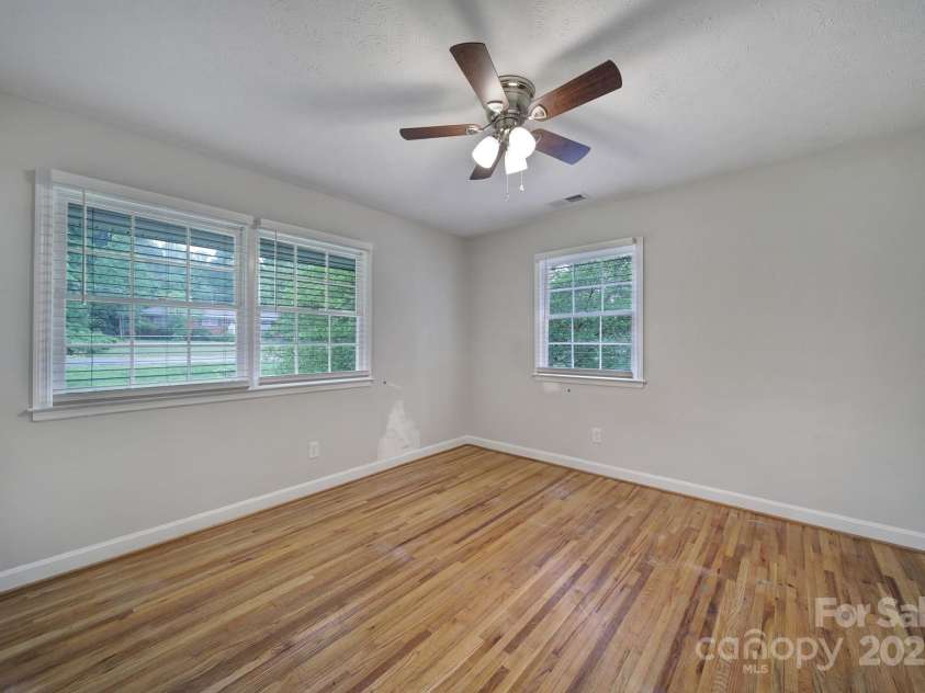 7531 Linda Lake Drive, Charlotte, NC 28215.  MLS# CAR4251241, YatesRealty ID 23358. 