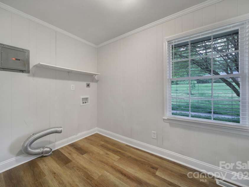 7531 Linda Lake Drive, Charlotte, NC 28215.  MLS# CAR4251241, YatesRealty ID 23358. 