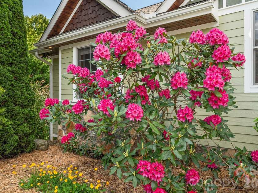 136 Mystic Way, Canton, NC 28716.  MLS# CAR4376230, YatesRealty ID 23360. 