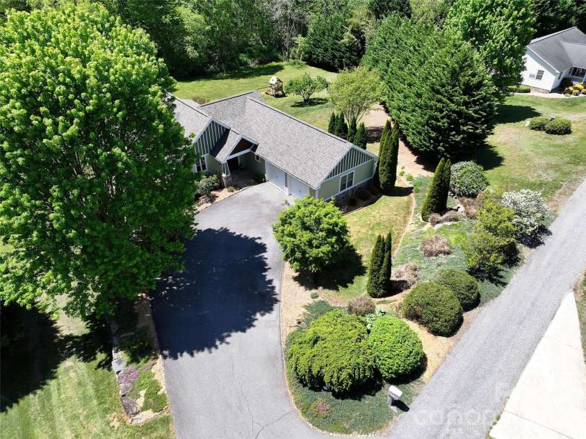 136 Mystic Way, Canton, NC 28716.  MLS# CAR4376230, YatesRealty ID 23360. 