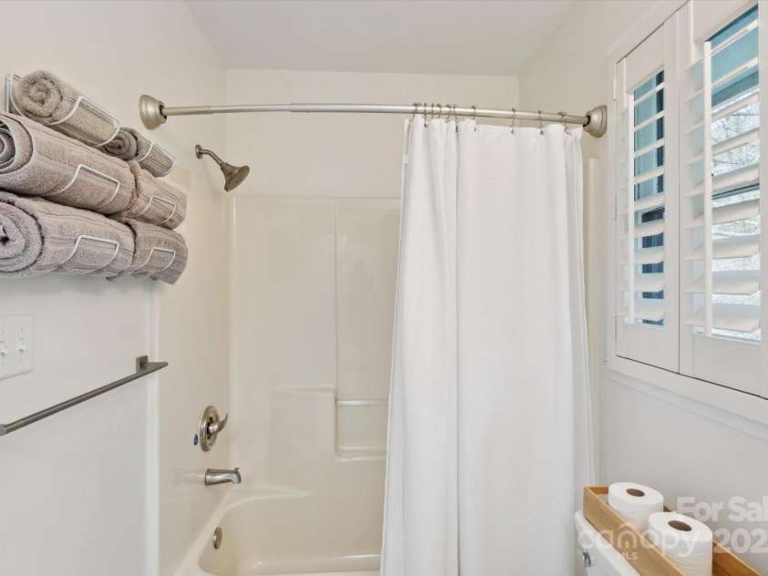 423 Grouse Thicket Road, Mars Hill, NC 28754.  MLS# CAR4220516, YatesRealty ID 23361. Full bathroom #2