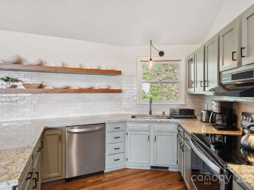 423 Grouse Thicket Road, Mars Hill, NC 28754.  MLS# CAR4220516, YatesRealty ID 23361. Granite countertops & stainless steel appliances