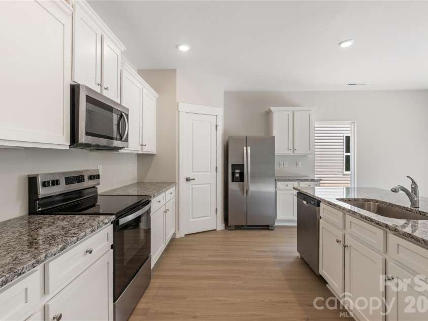 3423 Robindale Drive, Winston Salem, NC 27107.  MLS# CAR4337255, YatesRealty ID 23365. 