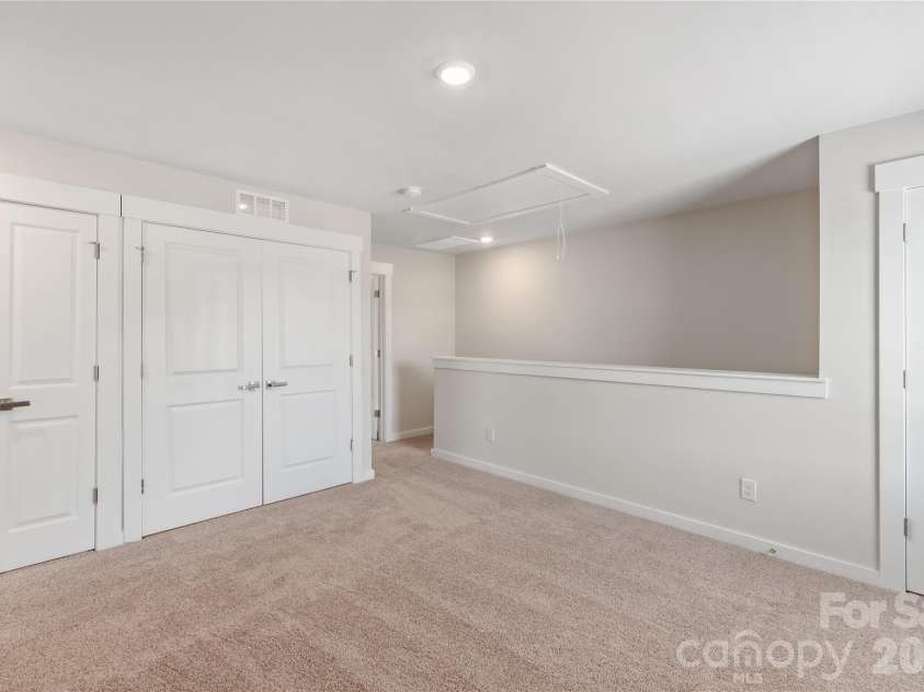 3423 Robindale Drive, Winston Salem, NC 27107.  MLS# CAR4337255, YatesRealty ID 23365. 