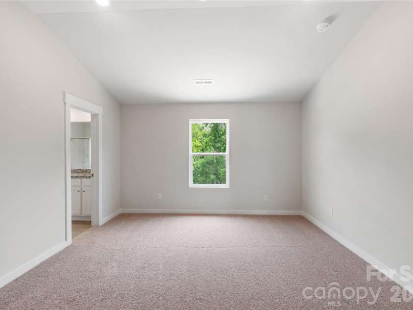 3423 Robindale Drive, Winston Salem, NC 27107.  MLS# CAR4337255, YatesRealty ID 23365. 