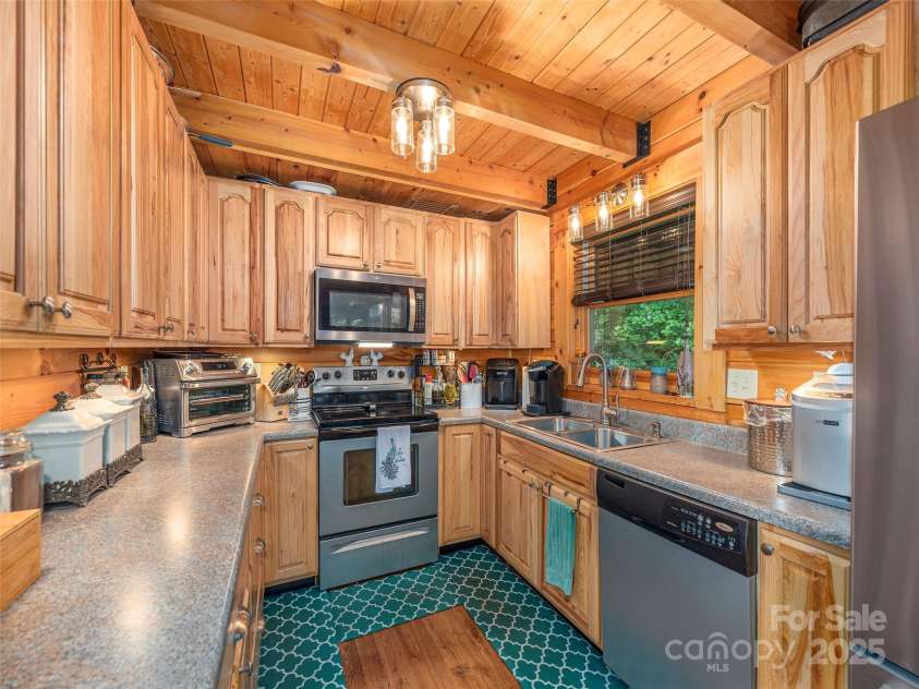 15 Breezy Creek Lane, Maggie Valley, NC 28751.  MLS# CAR4279649, YatesRealty ID 2337. 