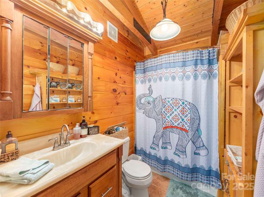 15 Breezy Creek Lane, Maggie Valley, NC 28751.  MLS# CAR4279649, YatesRealty ID 2337. Bathroom2