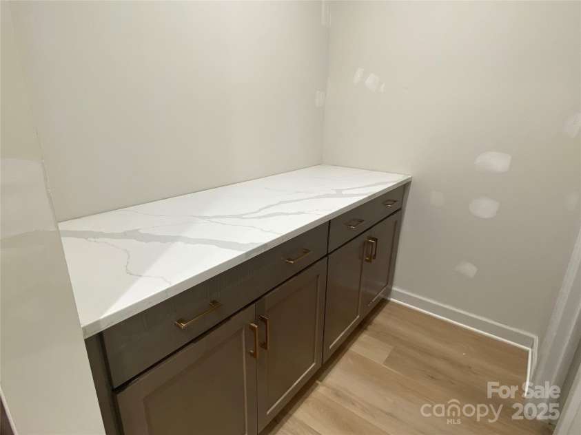 9130 Dulwich Drive, Charlotte, NC 28215.  MLS# CAR4201541, YatesRealty ID 23370. Butler's Pantry