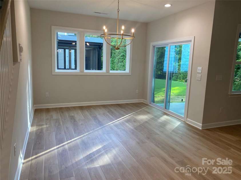 9130 Dulwich Drive, Charlotte, NC 28215.  MLS# CAR4201541, YatesRealty ID 23370. Dining