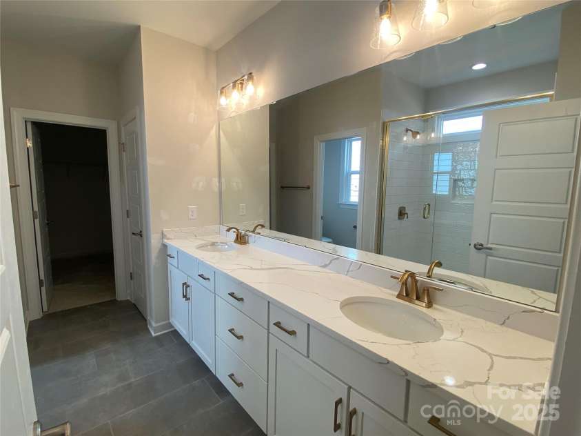 9130 Dulwich Drive, Charlotte, NC 28215.  MLS# CAR4201541, YatesRealty ID 23370. Premier Bath
