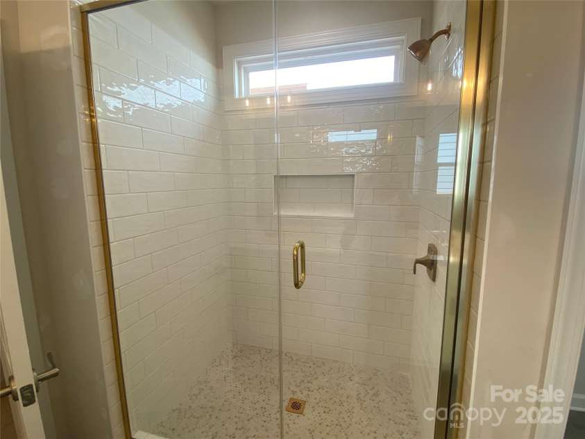 9130 Dulwich Drive, Charlotte, NC 28215.  MLS# CAR4201541, YatesRealty ID 23370. Premier Bath