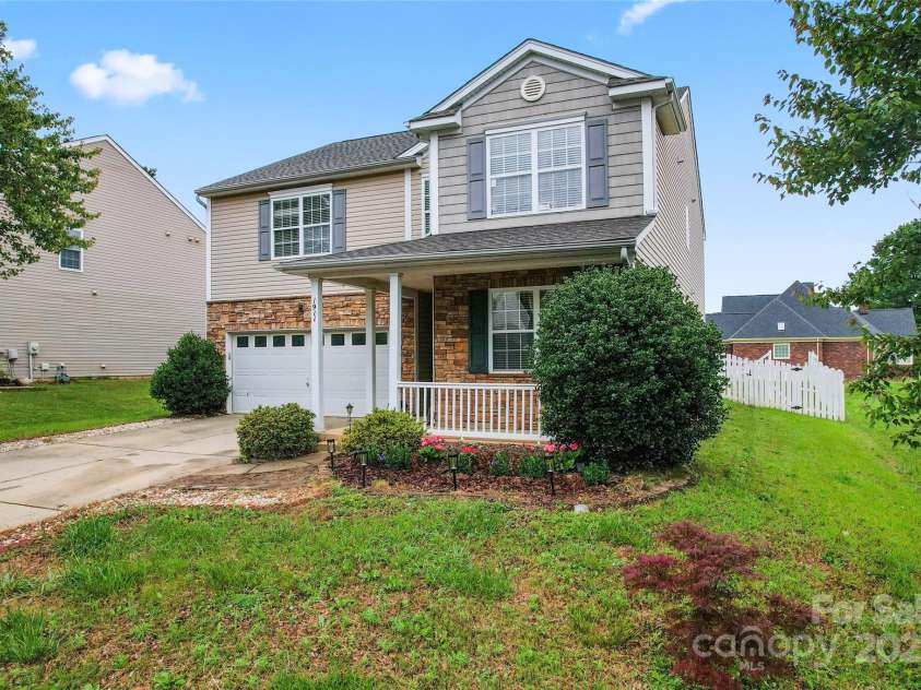 1911 Savannah Hills Drive, Matthews, NC 28105.  MLS# CAR4260112, YatesRealty ID 23377. 
