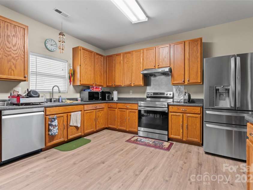 1911 Savannah Hills Drive, Matthews, NC 28105.  MLS# CAR4260112, YatesRealty ID 23377. 