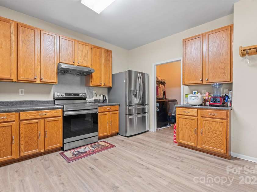 1911 Savannah Hills Drive, Matthews, NC 28105.  MLS# CAR4260112, YatesRealty ID 23377. 