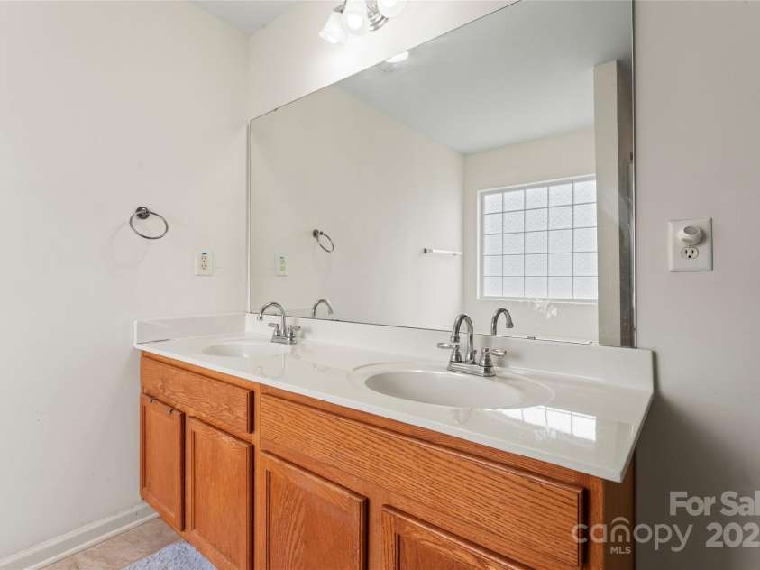 1911 Savannah Hills Drive, Matthews, NC 28105.  MLS# CAR4260112, YatesRealty ID 23377. 