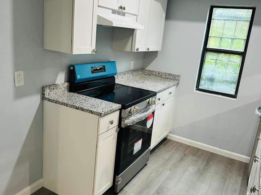8029 Cedar Glen Drive, Charlotte, NC 28212.  MLS# CAR4382249, YatesRealty ID 23377. Kitchen