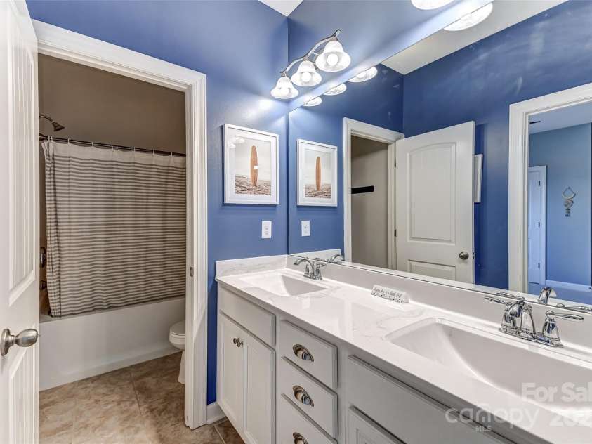 319 San Agustin Drive, Mooresville, NC 28117.  MLS# CAR4263514, YatesRealty ID 23379. Upstairs Guest Bath #1