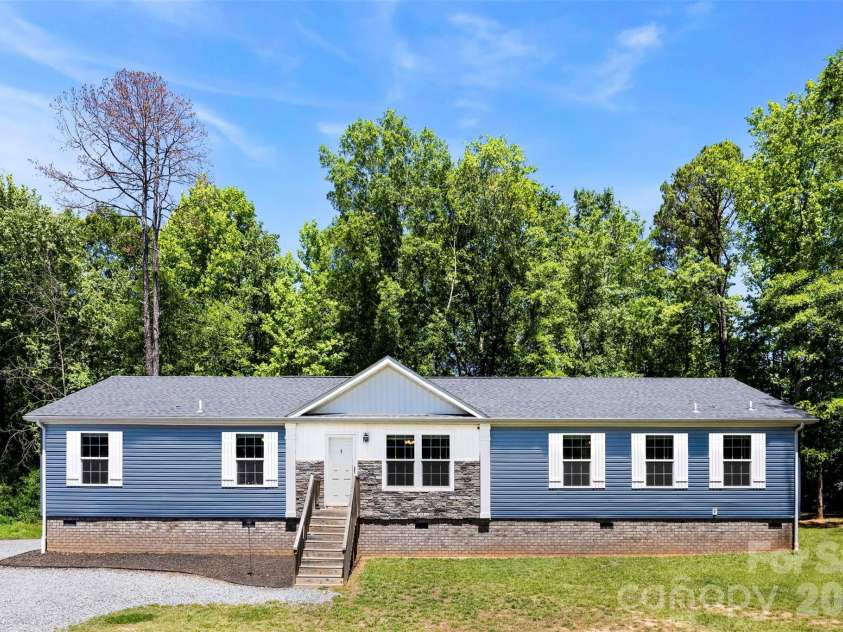 959 Wendover Heights Drive, Shelby, NC 28150.  MLS# CAR4381931, YatesRealty ID 23379. 