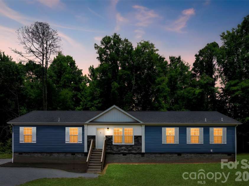 959 Wendover Heights Drive, Shelby, NC 28150.  MLS# CAR4381931, YatesRealty ID 23379. 