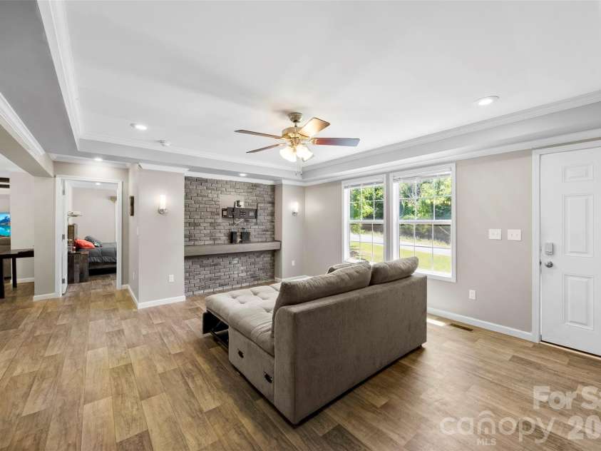 959 Wendover Heights Drive, Shelby, NC 28150.  MLS# CAR4381931, YatesRealty ID 23379. 