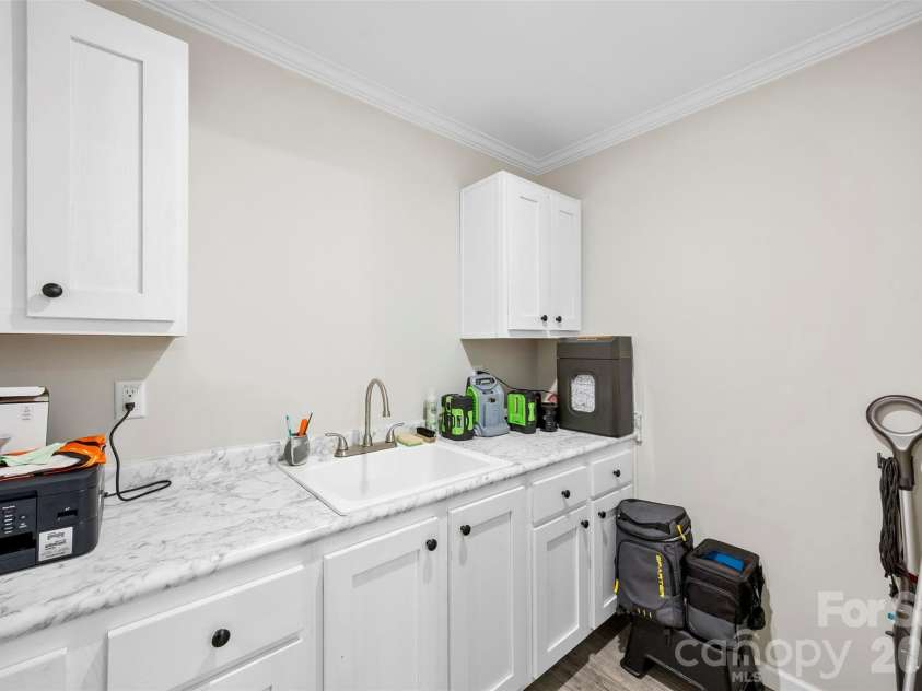 959 Wendover Heights Drive, Shelby, NC 28150.  MLS# CAR4381931, YatesRealty ID 23379. 