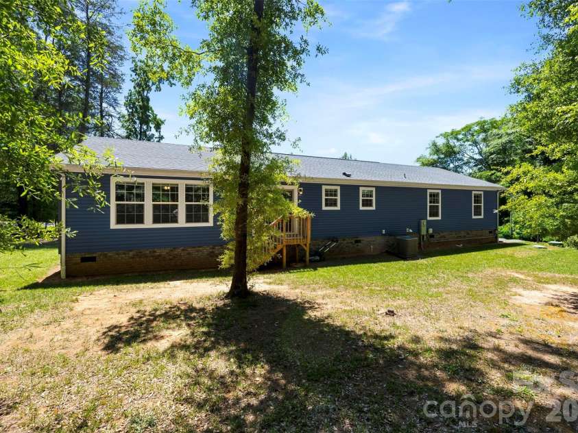 959 Wendover Heights Drive, Shelby, NC 28150.  MLS# CAR4381931, YatesRealty ID 23379. 