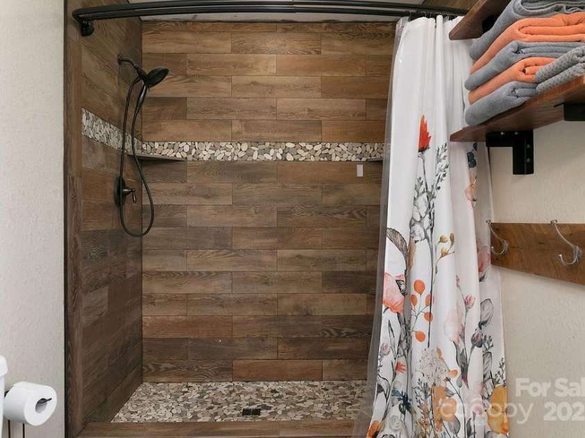 68 Sherwood Village Court, Brevard, NC 28712.  MLS# CAR4232497, YatesRealty ID 2338. Primary Bath