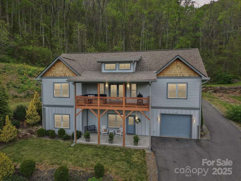 70 Parliament Place, Waynesville, NC 28785.  MLS# CAR4249545, YatesRealty ID 23382. 