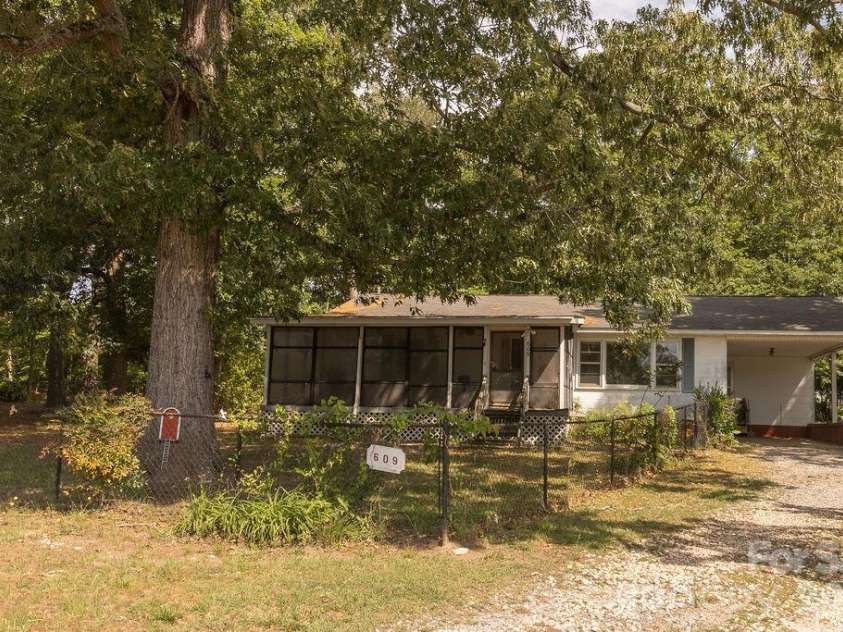 609 Wilcox Avenue, Gaffney, SC 29341.  MLS# CAR4382940, YatesRealty ID 23383. 