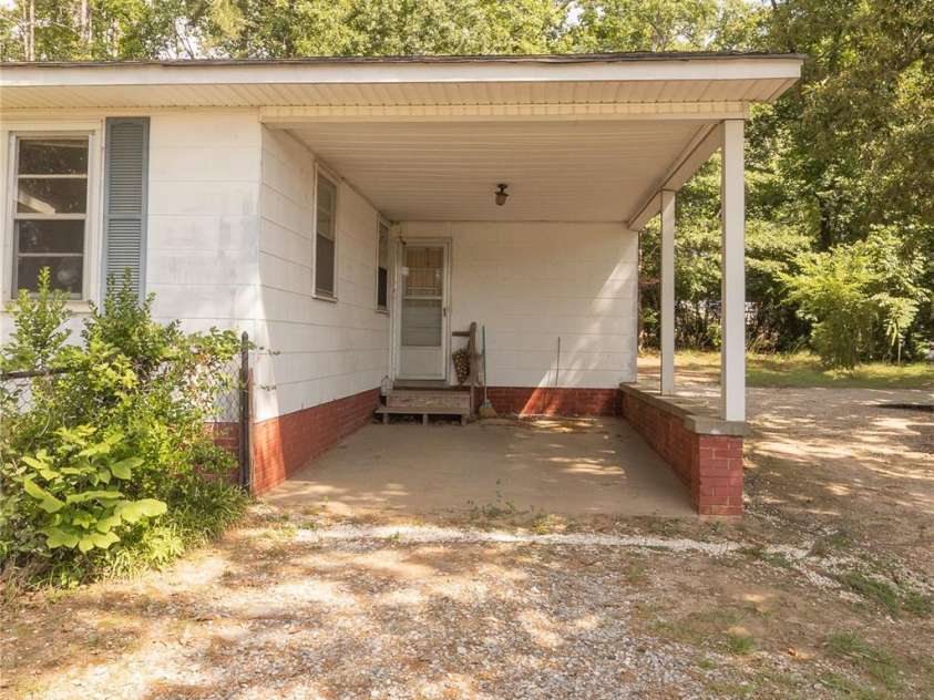 609 Wilcox Avenue, Gaffney, SC 29341.  MLS# CAR4382940, YatesRealty ID 23383. 