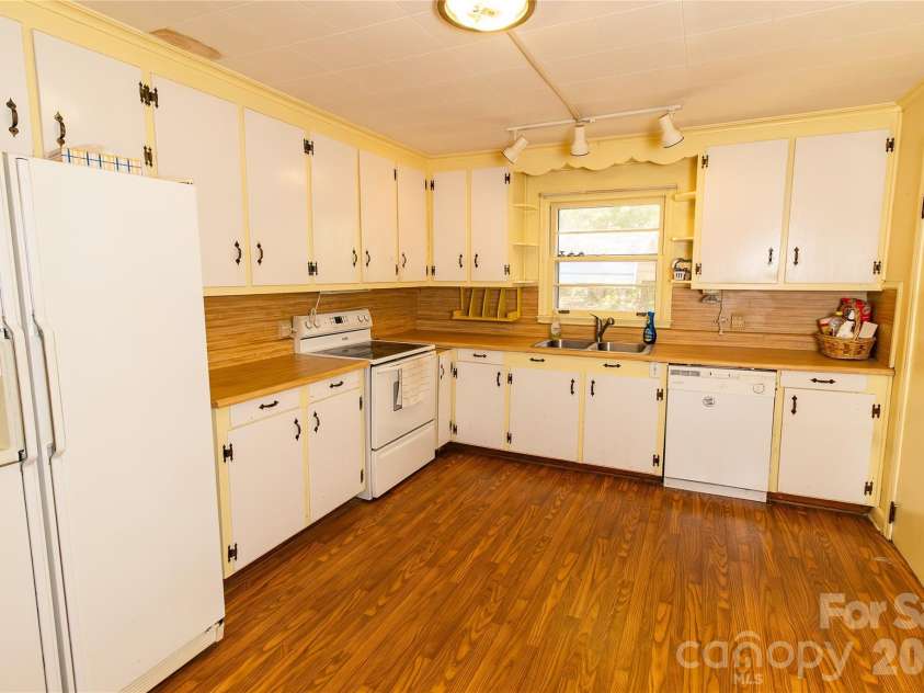 609 Wilcox Avenue, Gaffney, SC 29341.  MLS# CAR4382940, YatesRealty ID 23383. 