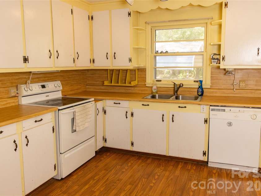 609 Wilcox Avenue, Gaffney, SC 29341.  MLS# CAR4382940, YatesRealty ID 23383. 