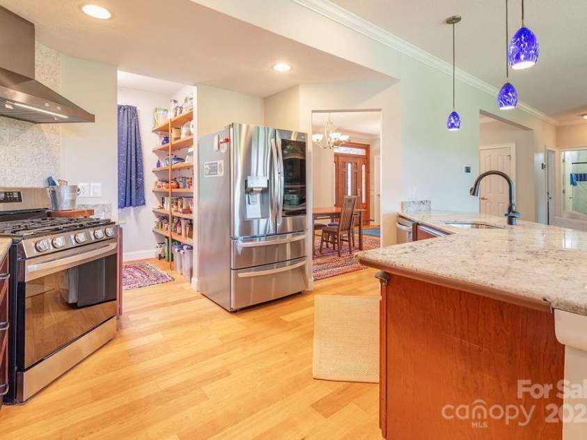 125 Ivy Meadows Drive, Weaverville, NC 28787.  MLS# CAR4247385, YatesRealty ID 23384. Bright, modern kitchen