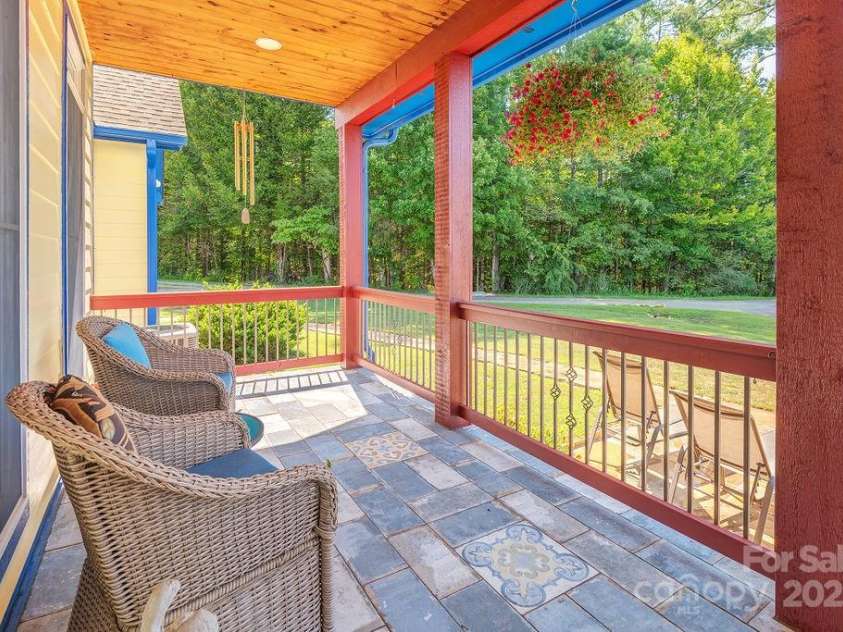 125 Ivy Meadows Drive, Weaverville, NC 28787.  MLS# CAR4247385, YatesRealty ID 23384. Tiled, covered front porch