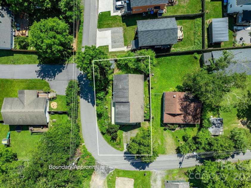 19 Busbee View Road, Asheville, NC 28803.  MLS# CAR4273006, YatesRealty ID 23386. 