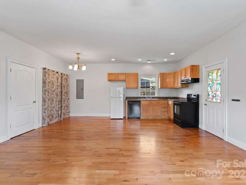 19 Busbee View Road, Asheville, NC 28803.  MLS# CAR4273006, YatesRealty ID 23386. 