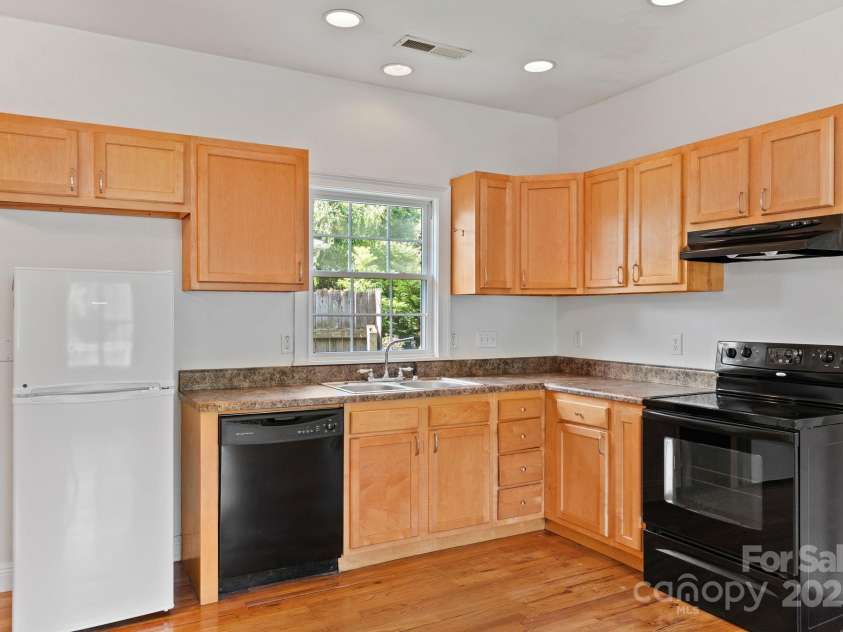 19 Busbee View Road, Asheville, NC 28803.  MLS# CAR4273006, YatesRealty ID 23386. 