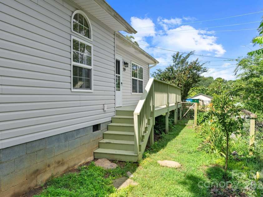 19 Busbee View Road, Asheville, NC 28803.  MLS# CAR4273006, YatesRealty ID 23386. 