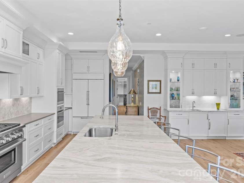 1500 Queens Road, Charlotte, NC 28207.  MLS# CAR4374696, YatesRealty ID 23388. 