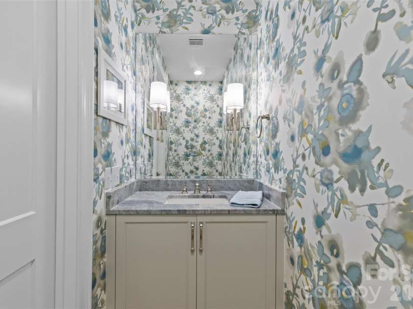 1500 Queens Road, Charlotte, NC 28207.  MLS# CAR4374696, YatesRealty ID 23388. 