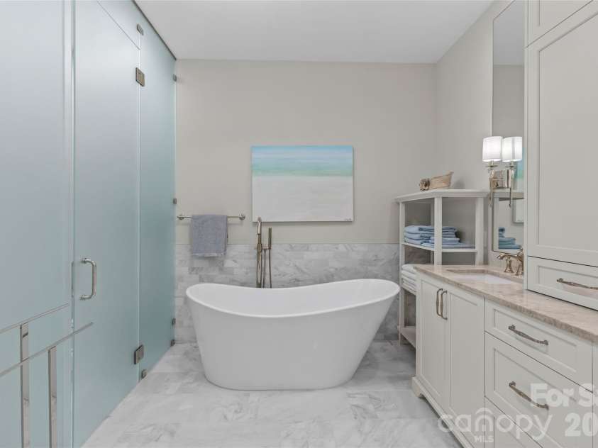 1500 Queens Road, Charlotte, NC 28207.  MLS# CAR4374696, YatesRealty ID 23388. 