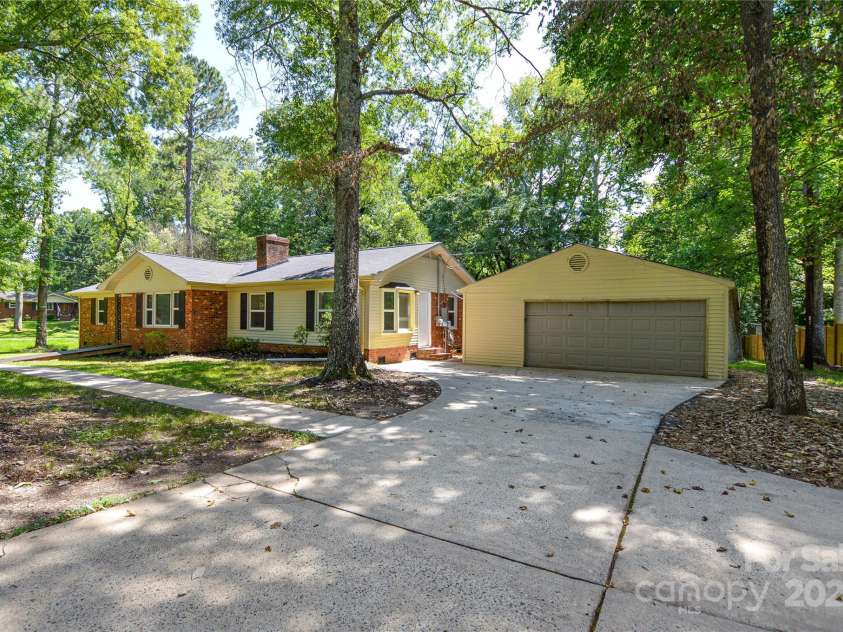 3201 Oscar Drive, Matthews, NC 28105.  MLS# CAR4207969, YatesRealty ID 2339. 